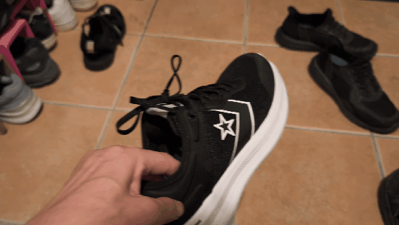 Mesh-shoes-brush